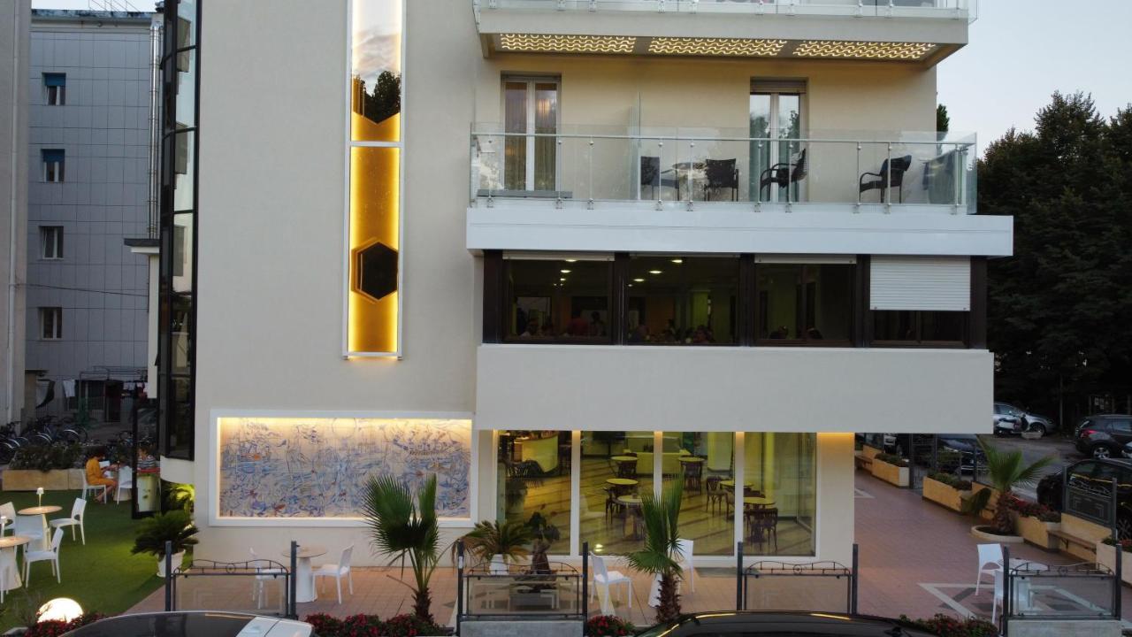 Solemare Hotel E Residence Misano Adriatico Exterior foto